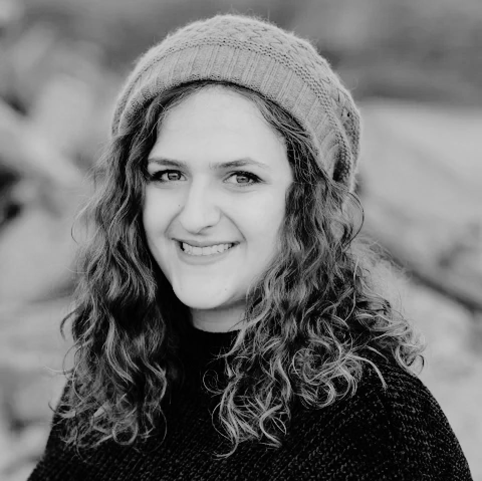 דיוקן של חני ברגר, אדריכלית ומעצבת פנים, עומדת בחלל בהיר עם תאורה טבעית.