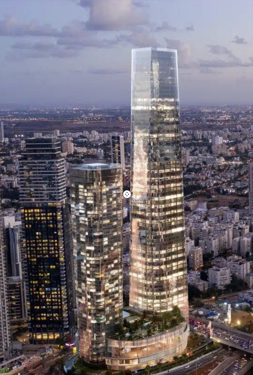 הדמיה אווירית של פרויקט Beyond עם מגדלי זכוכית מוארים במרכז המטרופולין.